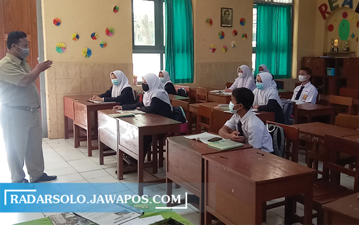 SIAP-SIAP: Uji coba pembelajaran tatap muka di salah satu SMP Januari lalu. (AHMAD KHAIRUDIN/RADAR SOLO)