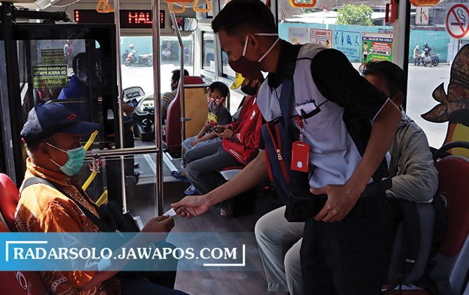Warga antusias manjajal Trans Jateng trayek Solo-Sragen yang mulai diujicobakan kemarin.