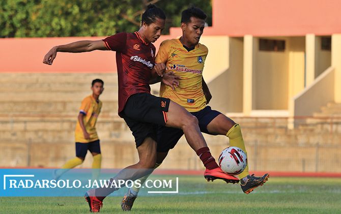 Striker Persis Solo Rishadi Fauzi (jersey merah) saat melawan Persika Karanganyar di Stadion UNS, Rabu (7/10) sore.