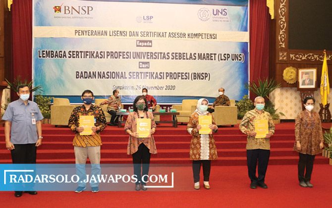 Penyerahan sertifikat lisensi LSP UNS oleh BNSP di Gedung Auditorium G.P.H Haryo Mataram, Kamis (26/11).