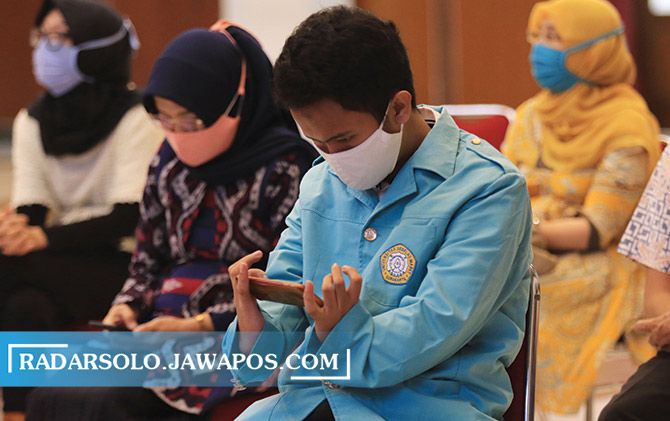 Mahasiswa baru UNS penyandang disabilitas menerima pengarahan soal perkuliahan perdana, kemarin (28/9).