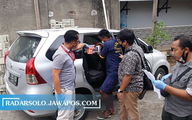 Tersangka EP memperagakan adegan menyiram bahan bakar ke mobil, sebelum membakar mobil serta jasad Yulia di dalamnya.
