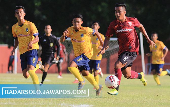 Para pemain Persika Karanganyar (jersey kuning) tampil meyakinkan saat uji coba lawan Persis Solo di Stadion UNS, kemarin.