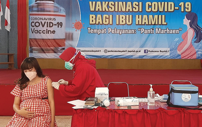 Vaksinasi ibu hamil yang digelar di Panti Marhaen Boyolali, Selasa (24/8). (RAGIL L/RADAR SOLO)