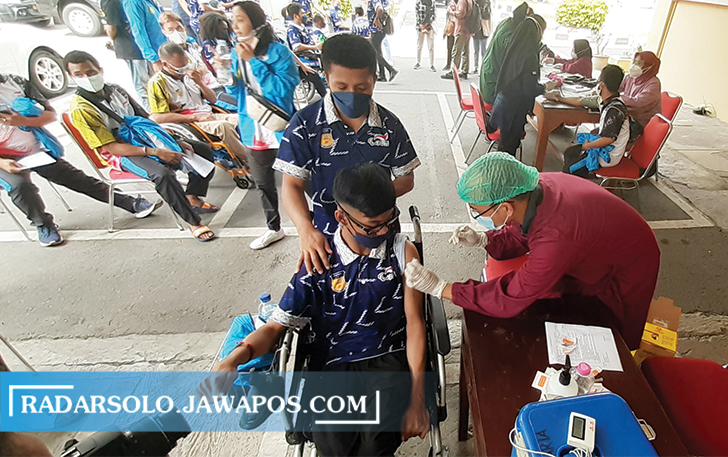 LEGA: Atlet paralimpik yang bakal berlaga di Peparnas Papua November mendatang divaksin di Mapolresta Surakarta, Senin (9/8) kemarin. (A. CHRISTIAN/RADAR SOLO)