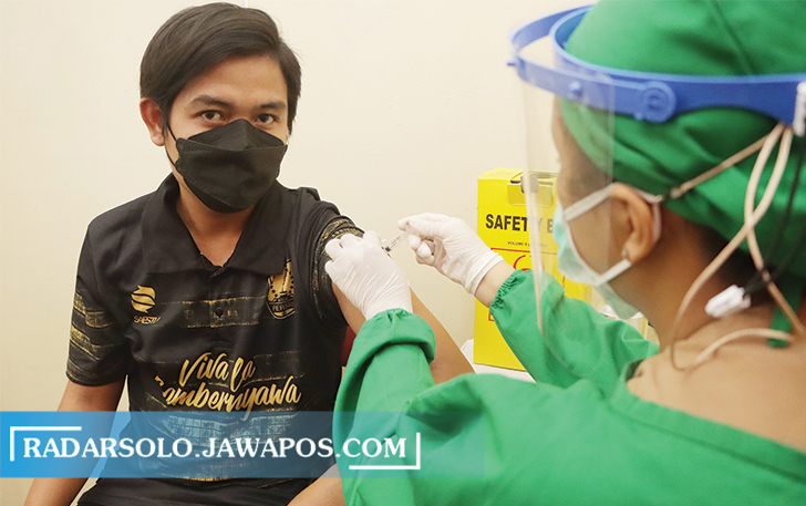 LEGA: Pendukung Persis Solo divaksin di Gelanggang Pemuda Bung Karno, kemarin (18/8). Foto atas, masyarakat umum ber-KTP Kota Solo juga ikut divaksin. (M. IHSAN/RADAR SOLO)