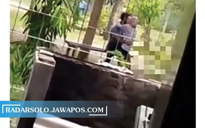 Tangkapan layar video tindakan asusila oleh sepasang muda-mudi di Edupark Gemolong.