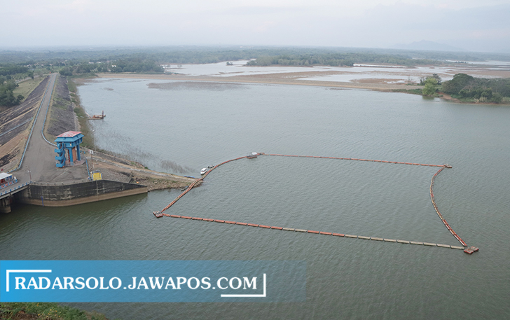 MENGAIRI LINTAS DAERAH: Waduk Gajah Mungkur rawan terdampak bila terjadi gempa besar dengan magintudo 9 ke atas. Foto diambil Sabtu (31/7) kemarin. (M. IHSAN/RADAR SOLO)