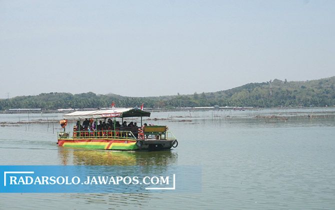 Wisatawan naik wahana perahu sembari menikmati keindahan Rowo Jombor di Desa Krakitan, Kecamatan Bayat, kemarin (23/8).
