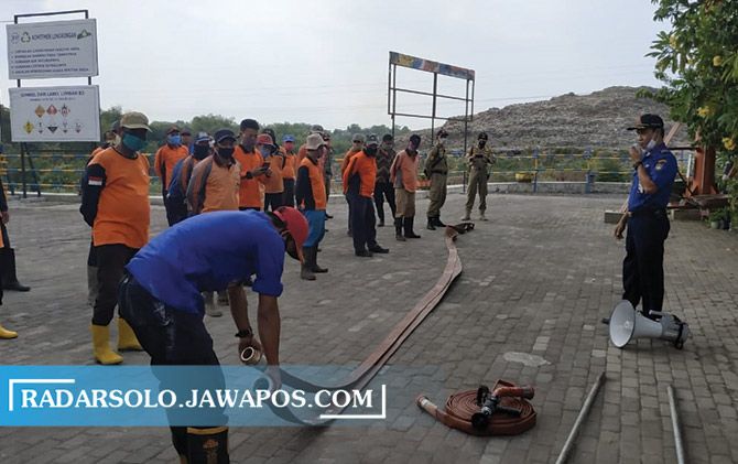Petugas damkar melatih warga sekitar TPA Putri Cempo soal pemadaman kebakaran, kemarin (11/9).