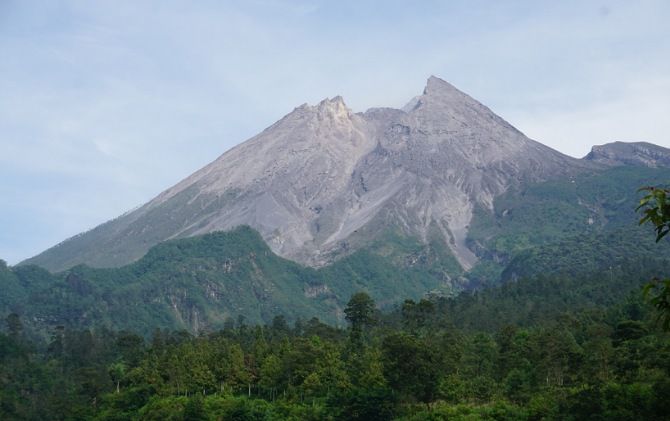 Penampakan Gunung Merapi dari kawasan Deles Indah, Desa Sidorejo, Kecamatan Kemalang.