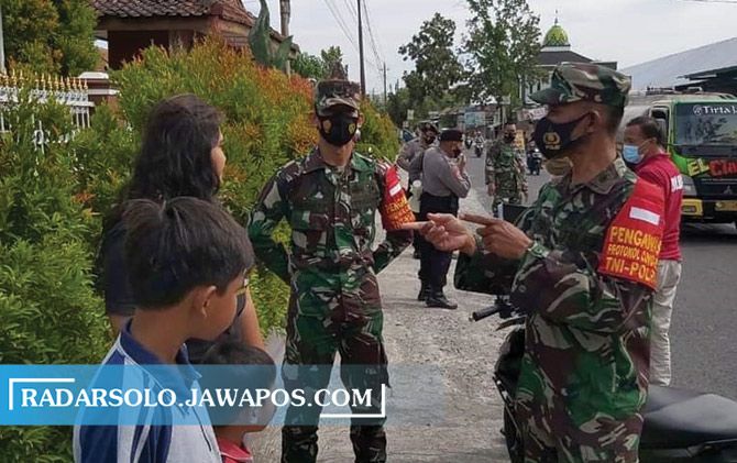 Polsek Polokarto bersama Koramil 11 Polokarto melaksanakan operasi gabungan yustisi masker di depan SMPN 01 Polokarto.