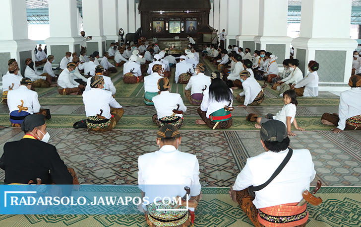 NGURI-URI BUDAYA: Lembaga Dewan Adat (LDA) Upacara Wilujengan Hadeging Nagari Ke-276 Keraton Kasunanan Surakarta digelar secara terbatas di Sasana Sumewa, kompleks pagelaran keraton, Rabu (25/8) kemarin. Sedangkan PB XIII akan menggelar tradisi ini hari i