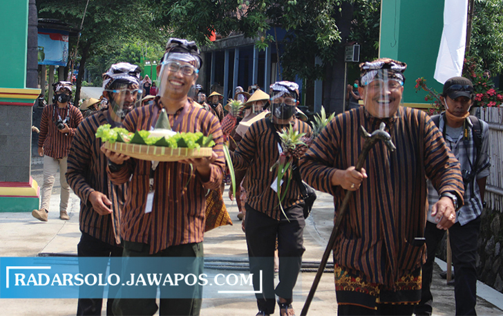 KENTAL NUANSA TRADISIONAL: Pasar budaya menampilkan kesenian Desa Krikilan. Kegiatan ini cukup menarik wisatawan datang. (AHMAD KHAIRUDIN/RADAR SOLO)