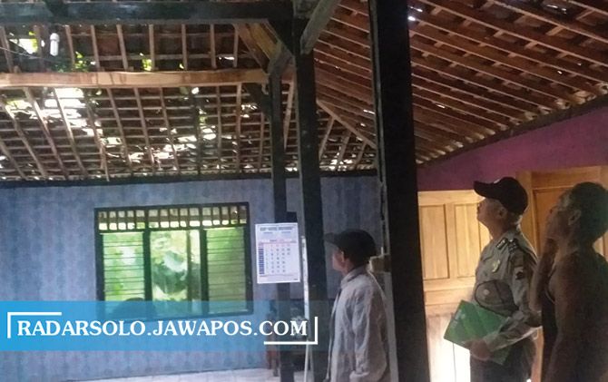 Angin puting beliung menerjang sejumlah desa di Kecamatan Paranggupito, April lalu.