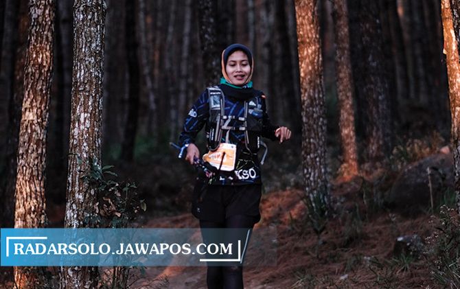 DOBEL STAMINA: Yuni menerabas medan terjal pegunungan dengan cara berlari dalam kompetisi trail running.