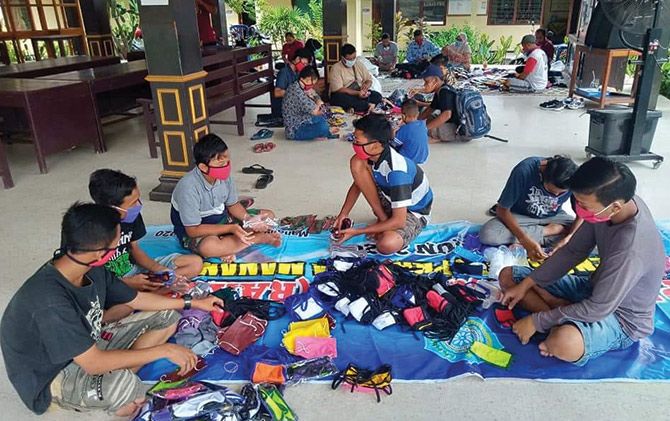 Pengemasan masker oleh relawan Covid-19 Desa Manang, pemdes, dan Karang Taruna Desa Manang.