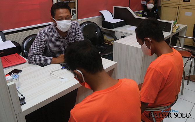 Dua narapidana asimilasi yang mencuri sebuah pabrik, belum lama ini.