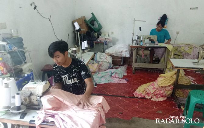 Buruh perusahaan tekstil di Sragen. UMK Sragen terendah ketiga se-Jateng. (RADAR SOLO PHOTO)