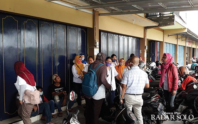 Para buruh perusahaan konveksi yang belum mendapatkan gaji Maret mengeluh, kemarin (28/4).