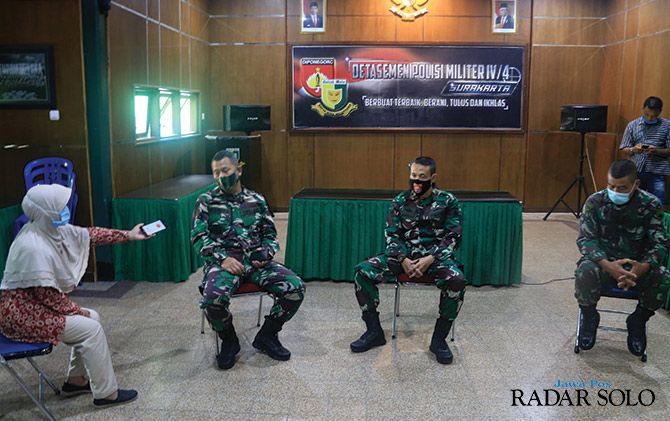 Dandenpom IV Surakarta Letkol CPM Gunawan Setiadi beri keterangan pers, kemarin (30/4).