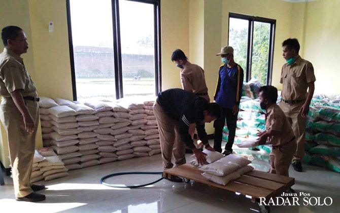Bantuan sembako yang siap disalurkan kepada warga Karanganyar.