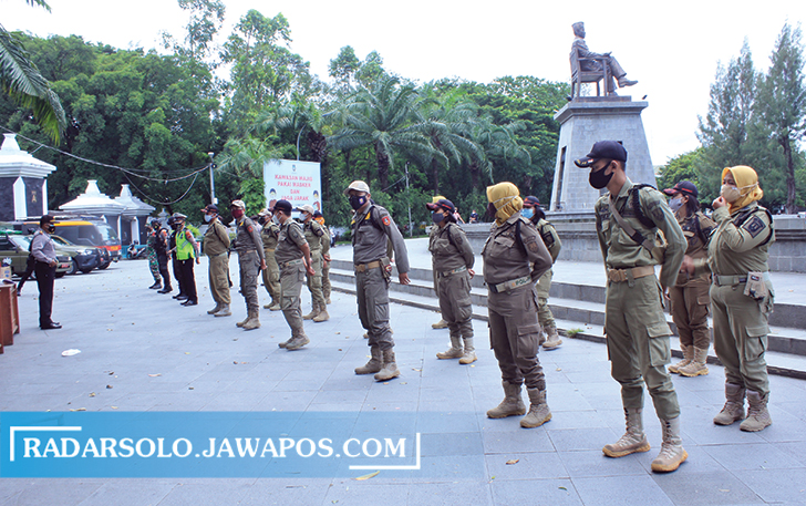 SIAGA: Satpol PP Kota Surakarta siap menertibkan sejumlah kafe dan wedangan yang nantinya seminggu menjelang Lebaran masih nekat menyediakan live music. (RADAR SOLO PHOTO)