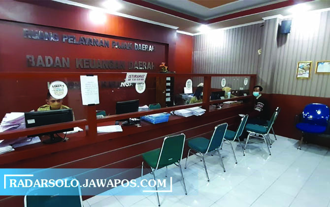 TERUS BERINOVASI: Petugas BKD Karanganyar melayani pembayaran wajib pajak. (RUDI HARTONO/RADAR SOLO)