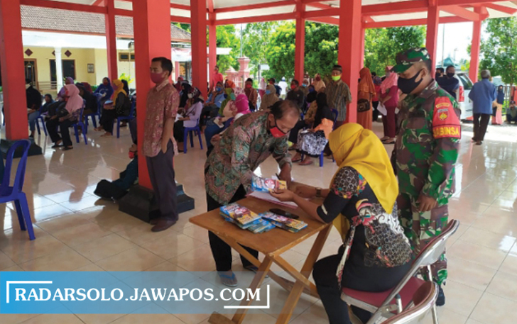 DIBUTUHKAN MASYARAKAT: Penyaluran BST di Kecamatan Giriwoyo akhir tahun lalu. (IWAN ADI LUHUNG/RADAR SOLO)