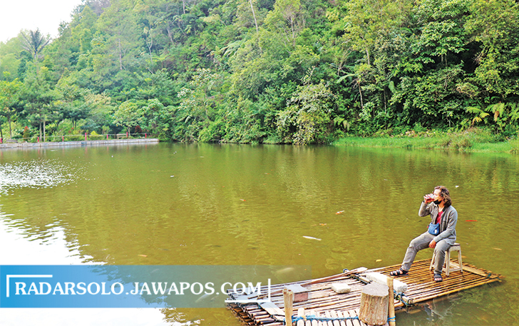 SEJUK: Bendungan Candi Muncar masih dikelilingi perbukitan yang alami. Dijamin bakal bikin wisatawan fresh kembali. (IWAN ADI LUHUNG/RADAR SOLO)