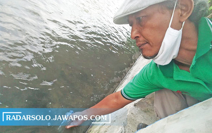 DITELITI: DLHK Klaten cek sungai di Desa Ngreden, Kecamatan Wonosari yang airnya sempat memerah, Jumat (17/9) kemarin. (ANGGA PURENDA/RADAR SOLO)