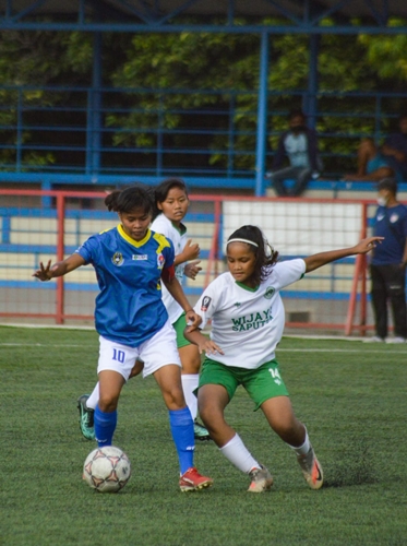 DUEL: Pemain Putri Princes Wijaya Saputra Surakarta (kanan) melawan Bina Sentra Putri Cirebon di ajang Topskor Cup Putri 2021 di Jakarta, Senin (13/9) kemarin. (ISTIMEWA)