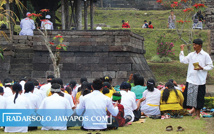 KHUSYUK: Sejumlah umat Hindu dan Budha mengikuti prosesi Galungan di pelataran Candi Ceto, Apil lalu. (RUDI HARTONO/RADAR SOLO)