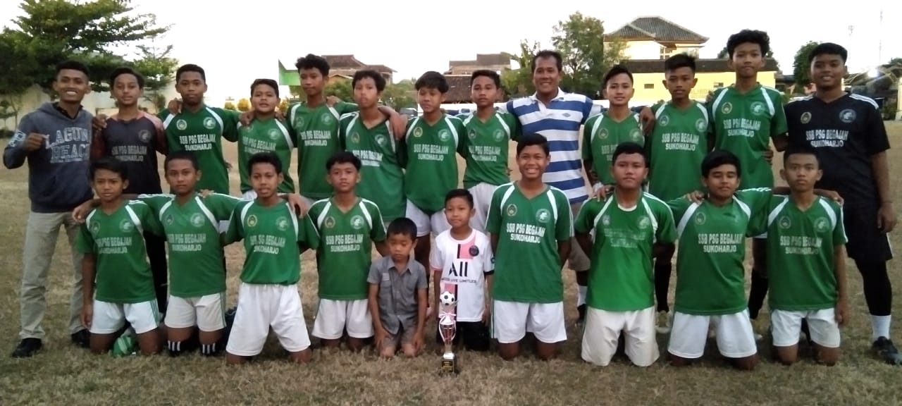 Skuad SSB Begajah Sukoharjo usai menjadi juara trofeo Piala Haornas