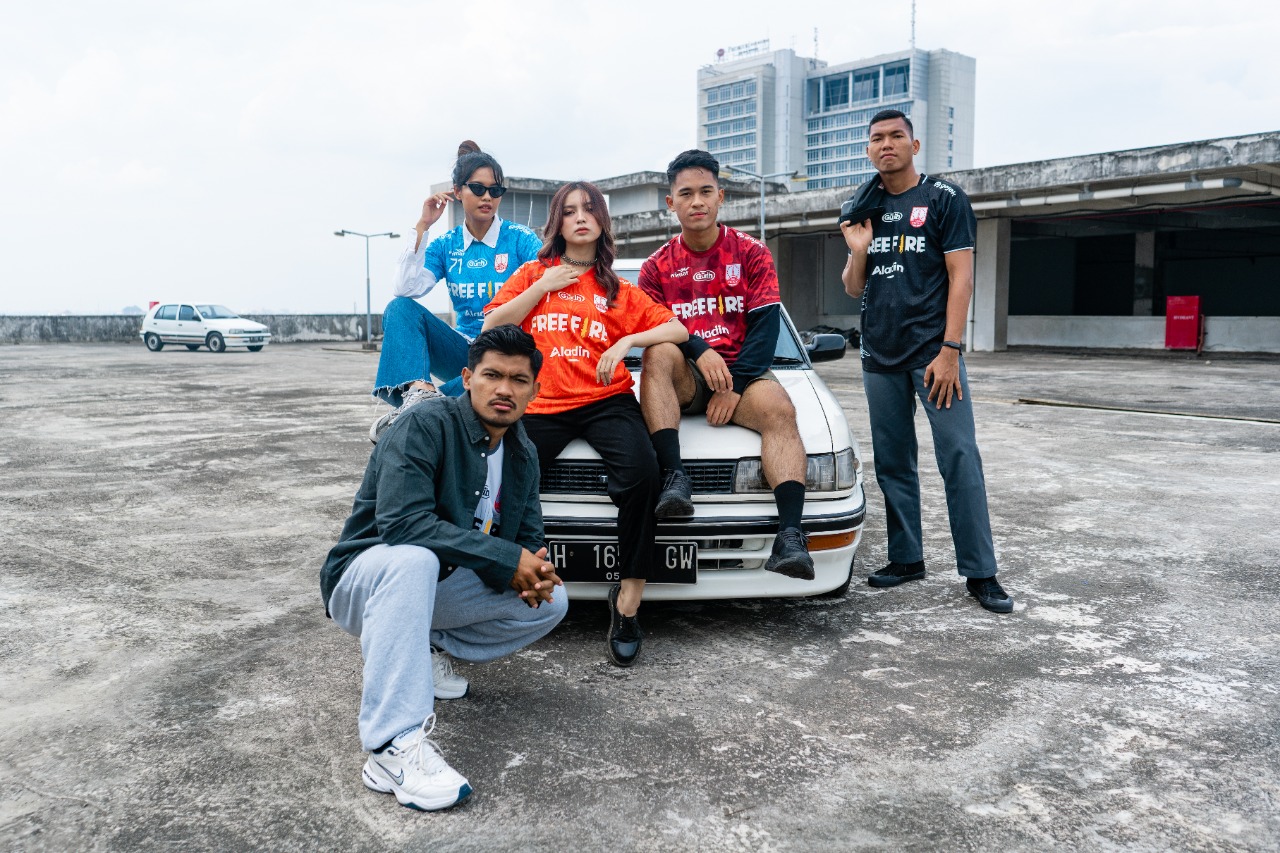 Penggawa Persis Solo dan model tengah mengenakan jersey Persis Solo musim ini. (OFFICIAL PERSIS SOLO FOR RADAR SOLO)