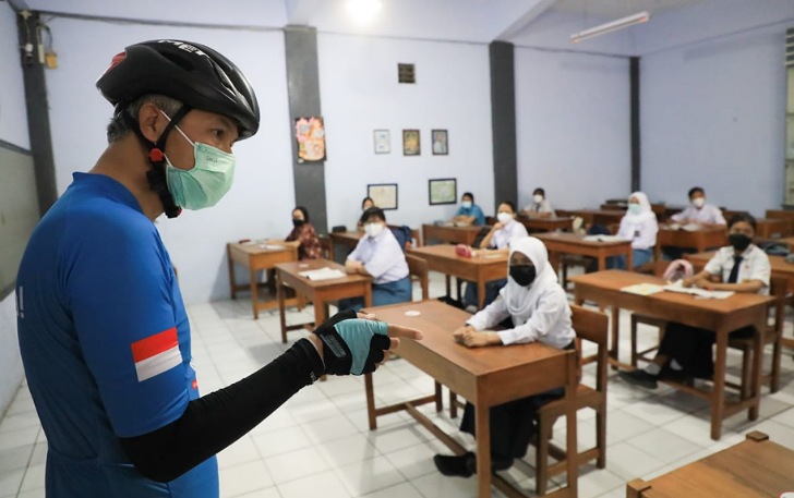 Gubernur Jateng Ganjar Pranowo saat memantau PTM di salah satu sekolah di Semarang, Selasa (31/8).