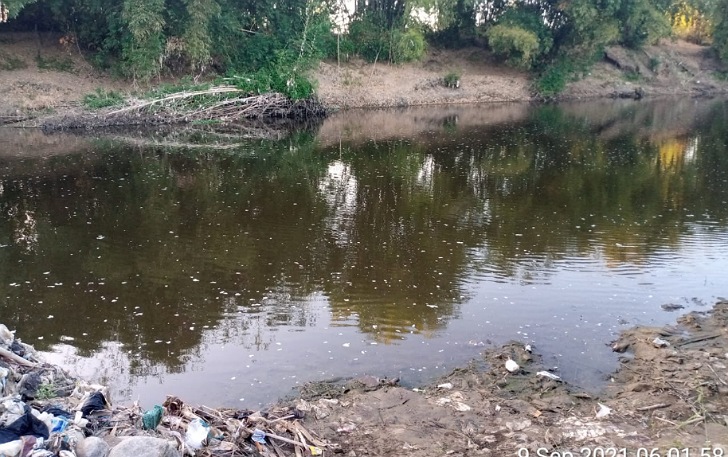 Kondisi air Sungai Bengawan Solo yang pekat. (SILVESTER K/RADAR SOLO)