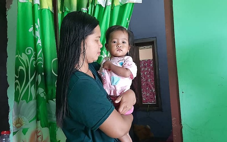 Bayi Clarissa dalam gendongan ibunya. (RAGIL/RADAR SOLO)
