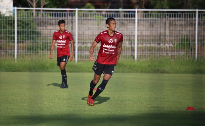 Reuben Silitonga saat berlatih dengan Bali United di Lapangan Gelora Samudera Kuta. (ALIT BINAWAN/RADAR BALIALIT BINAWAN/RADAR BALI)