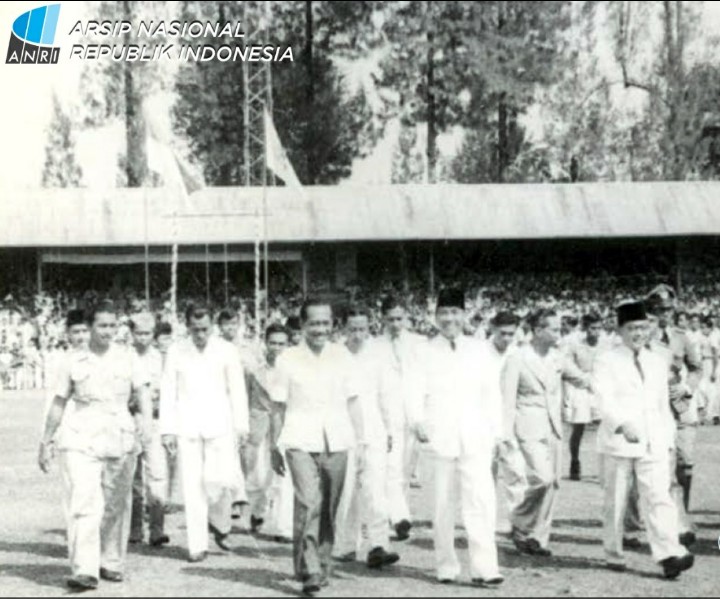 Presiden Sukarno, Muhammad Hatta dan Sri Sultan Hamengku Buwono IX turun hadir menyaksikan upacara PON 1 di Stadion Sriwedari, 9 September 1948. (DOK. ANRI-IPPHOS)