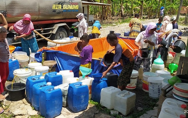 Penyaluran bantuan air Bersih KIPS yang ditampung dalam kolam terpal besar disambut warga, dengan antusias warga mengisi sendiri air bersih ke dalam jerigen atau galon yang telah mereka persiapkan