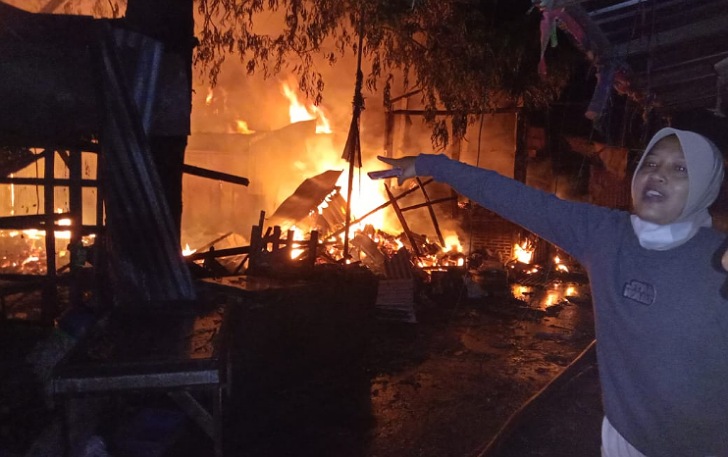 Pedagang Pasar Tangen berupaya menyelamatkan barang dagangan mereka dari kebakaran. (AHMAD K/RADAR SOLO)