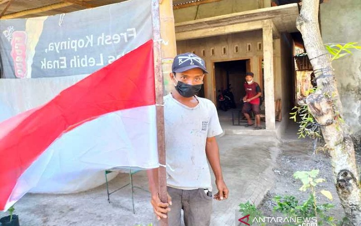 Warga mengibarkan bendera Merah Putih setengah tiang bertepatan pada 30 September 2021 tanda berkabung di Desa Canden, Kecamatan Sambi, Kabupaten Boyolali, Kamis (30/9/2021). (ANTAR)