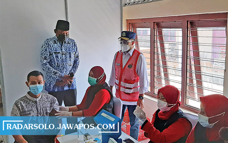 KELILING DAERAH: Menhub Budi Karya Sumadi cek vaksinasi di kantor Kecamatan Ngemplak, Jumat (17/9) kemarin. (RAGIL LISTYO/RADAR SOLO)
