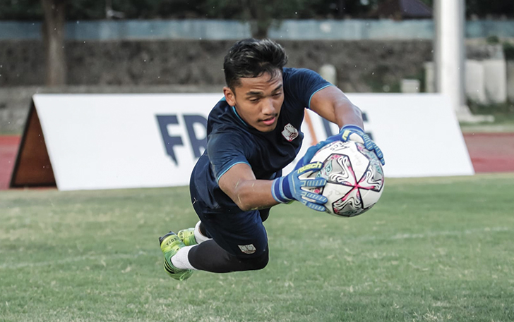 POTENSIAL: Pancar Nur Widiastono saat berlatih dengan Persis Solo di Stadion Sriwedari, belum lama ini. Dia resmi dikontrak Laskar Sambernyawa sebagai kiper kelima. (OFISIAL PERSIS SOLO)