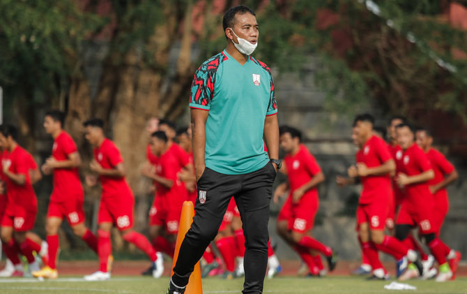 Pelatih Persis Solo Eko Purdjianto saat sesi latihan Persis Solo digelar di Stadion UNS. (OFFICIAL PERSIS SOLO FOR RADAR SOLO)