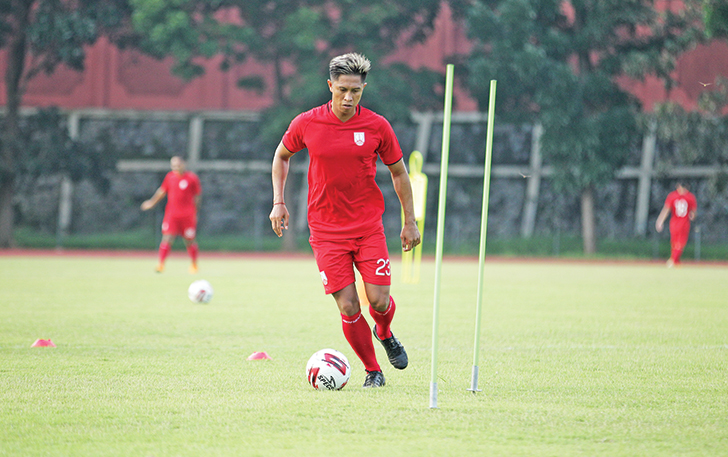 HENGKANG: Centerback Agus Nova saat masih berlatih bersama Persis Solo di Stadion UNS, belum lama ini. (OFISIAL PERSIS SOLO FOR RADAR SOLO)