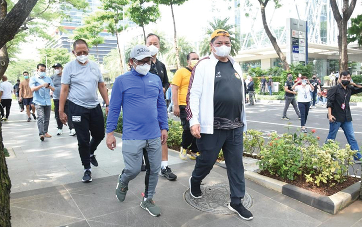 Ketua Umum Partai Golkar Airlangga Hartarto dan Ketua Umum PKB Abdul Muhaimin Iskandar berolahraga jalan pagi bersama di kawasan SCBD, Jakarta Selatan, Sabtu (25/9) pagi kemarin.