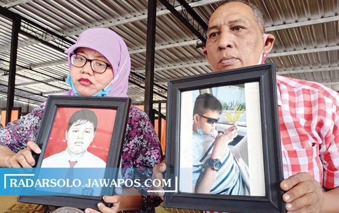 Orang tua almarhum Rizki Adi Nugraha Purnama Putra tunjukkan foto sang anak.