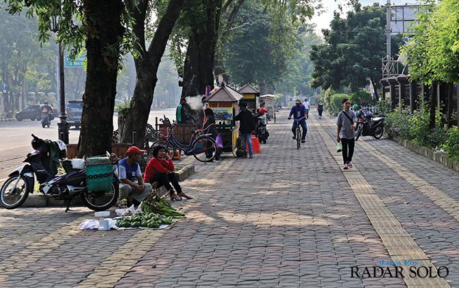 Warga beraktivitas di citywalk Jalan Slamet Riyadi, kemarin (29/4). Anggaran penataan kawasan ini dialihkan untuk Covid-19.